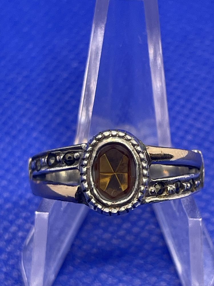 Anel em prata com pedra amarela e detalhes chapados a ouro