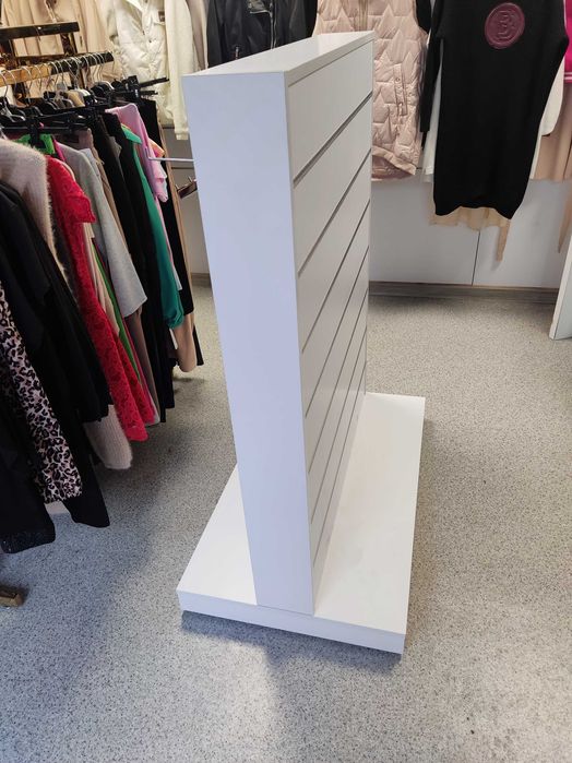 Gondola Slatwall "I" stojak sklepowy na kółkach regał