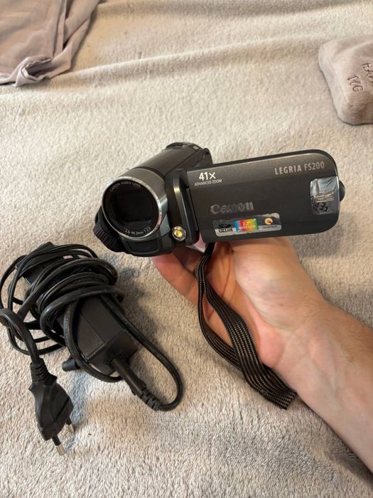 Відеокамера Canon Legria FS-200, зарядка