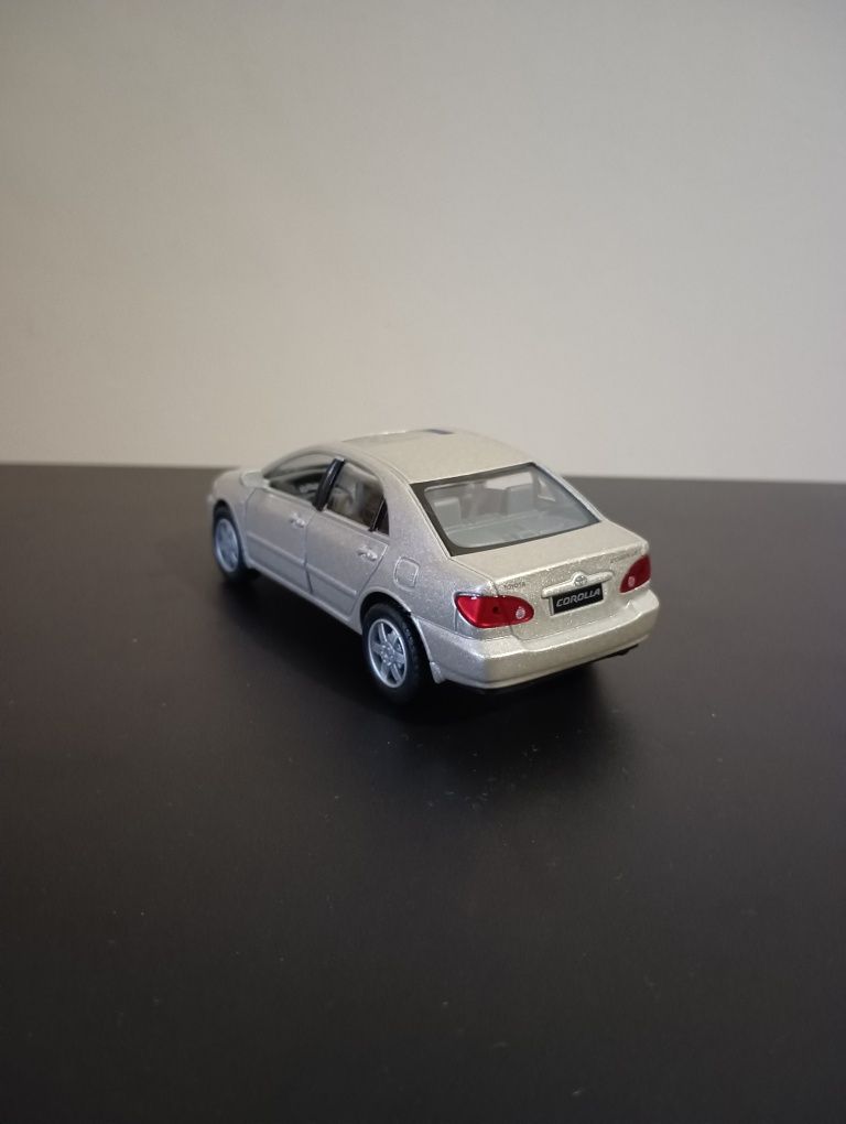 Продаю Toyota Corolla 1/36 Kinsmart