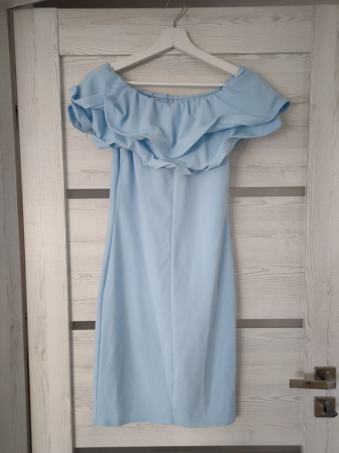 Błękitna sukienka z falbaną