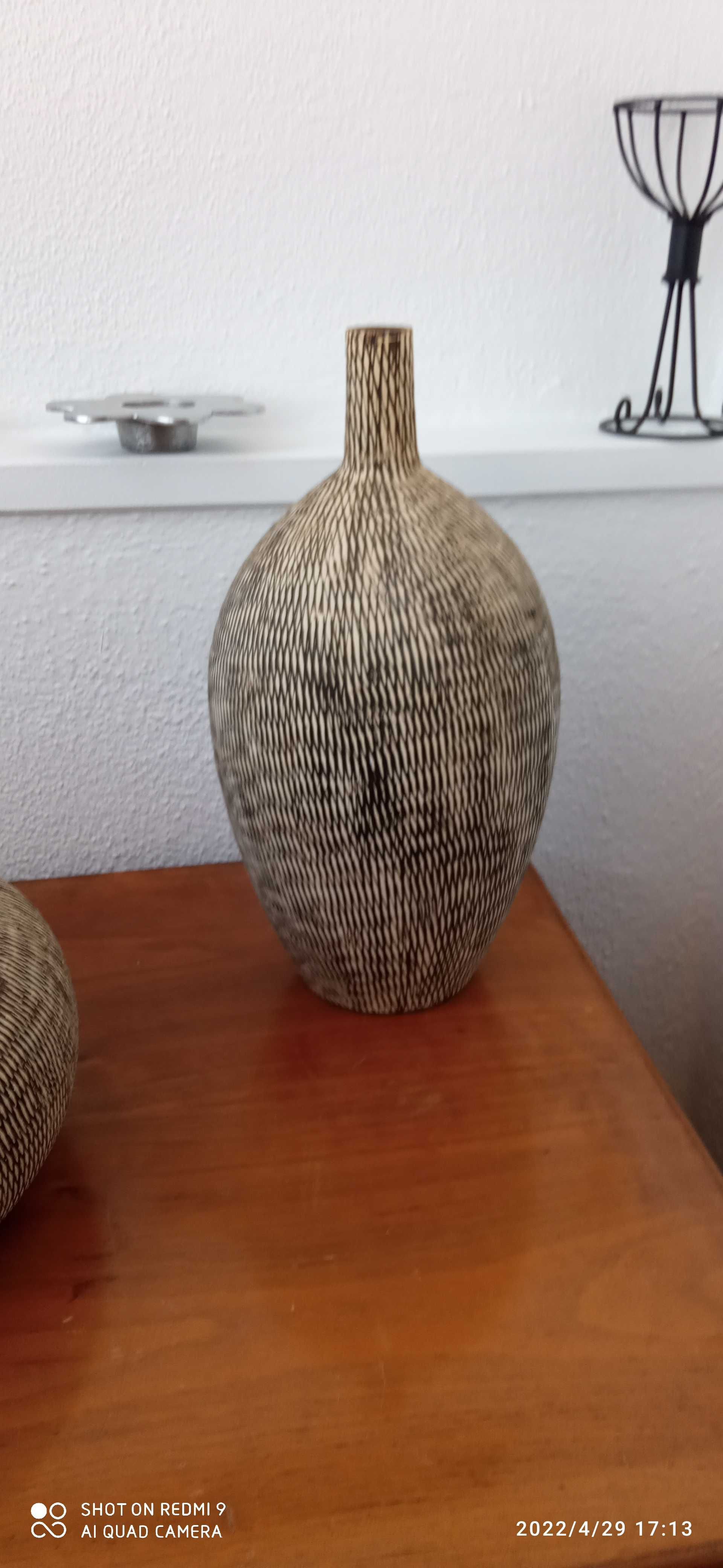 Jarras em barro , com 37cm e 26 cm de altura