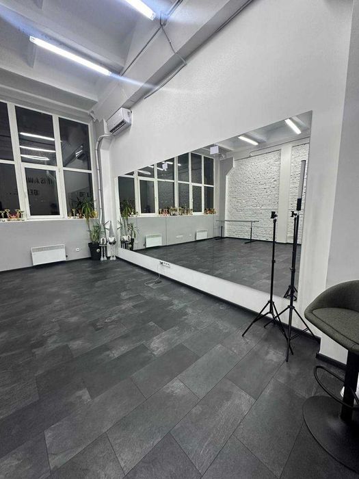 Зал для танців, стрейчингу, йоги, майстер-класів, є світло