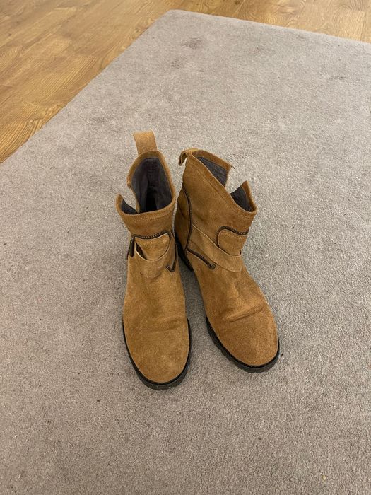 Botins em camurça