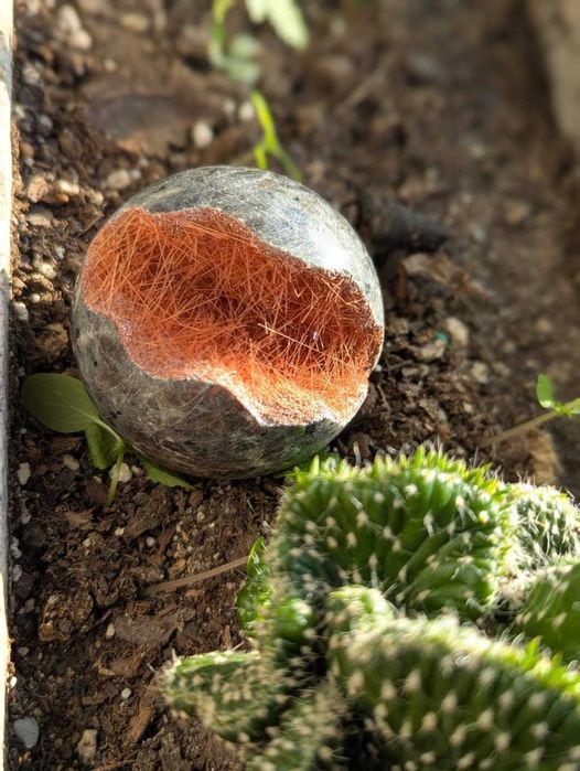 Esfera de Cristal de Quartzo com Agulhas de Goethite Vermelhas.