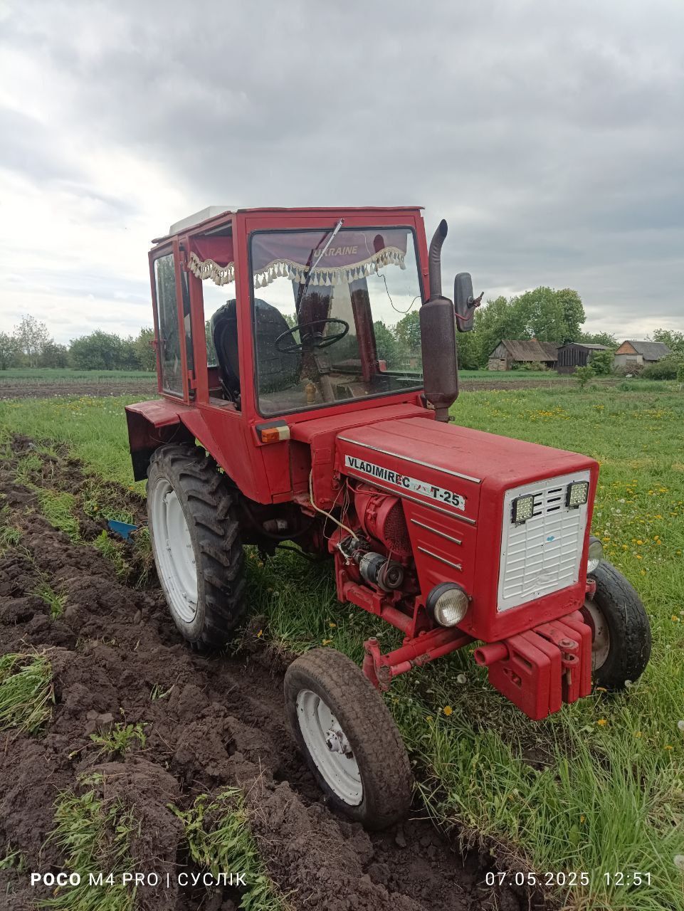 Продам трактор т25 з  плугом
