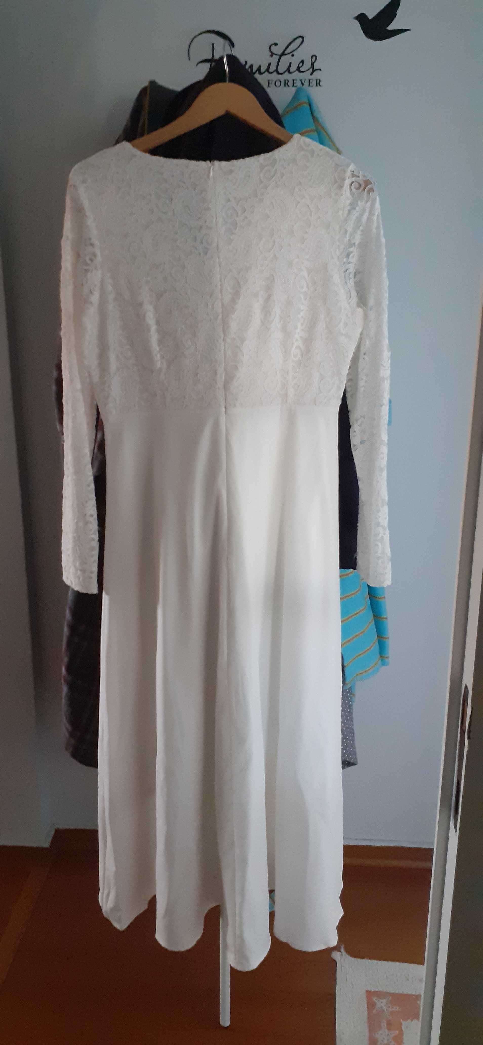 Vestido branco de noiva com acessorios