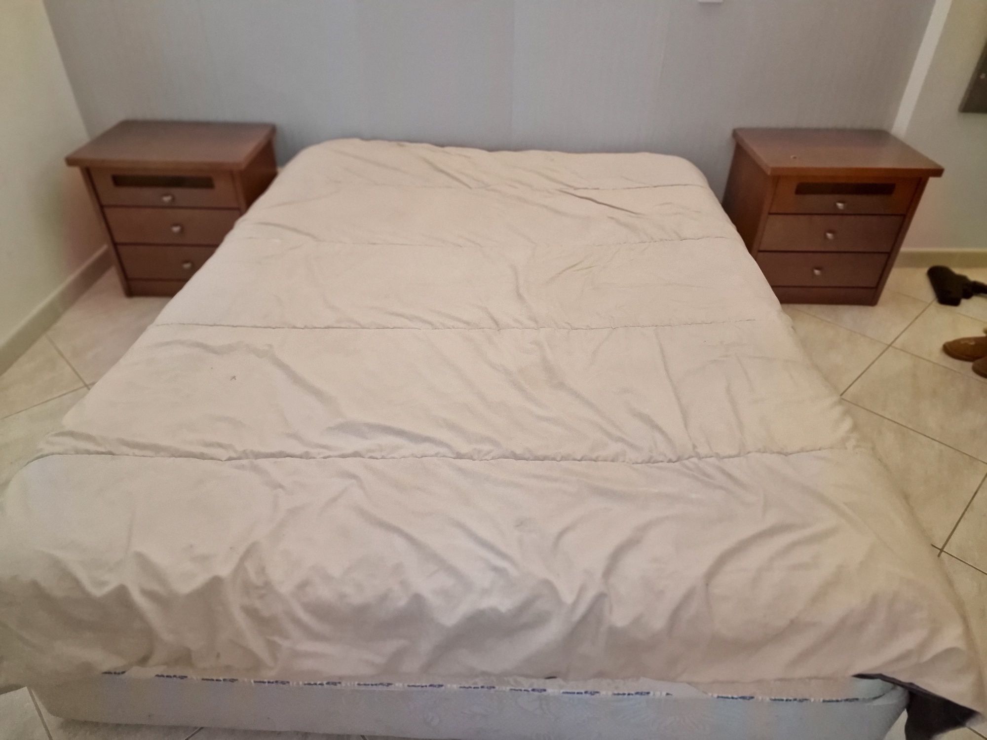 Cómoda e mesass de cabeceira