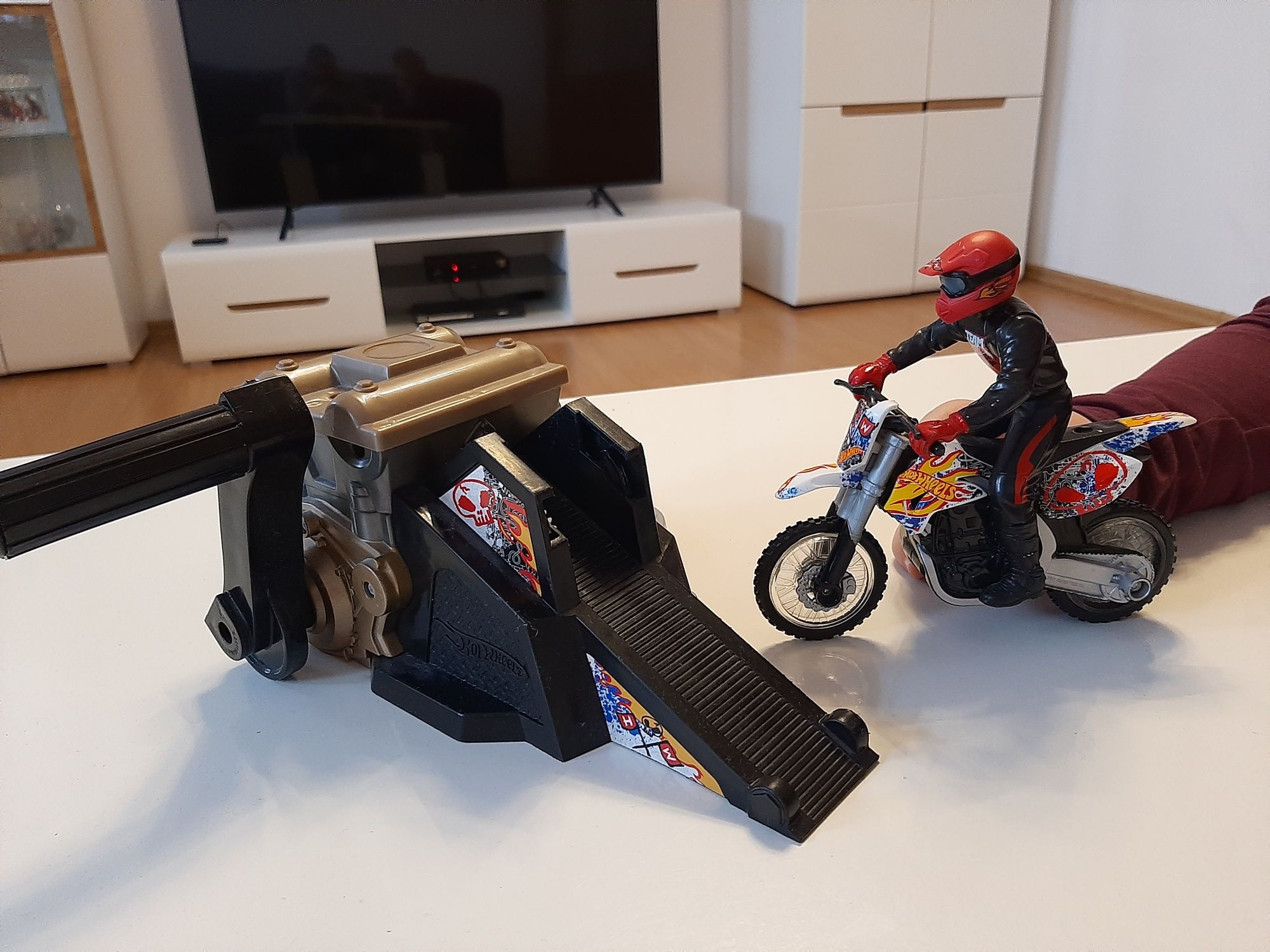 HOT WHEELS - motor cross z wyrzutnią rev launcher