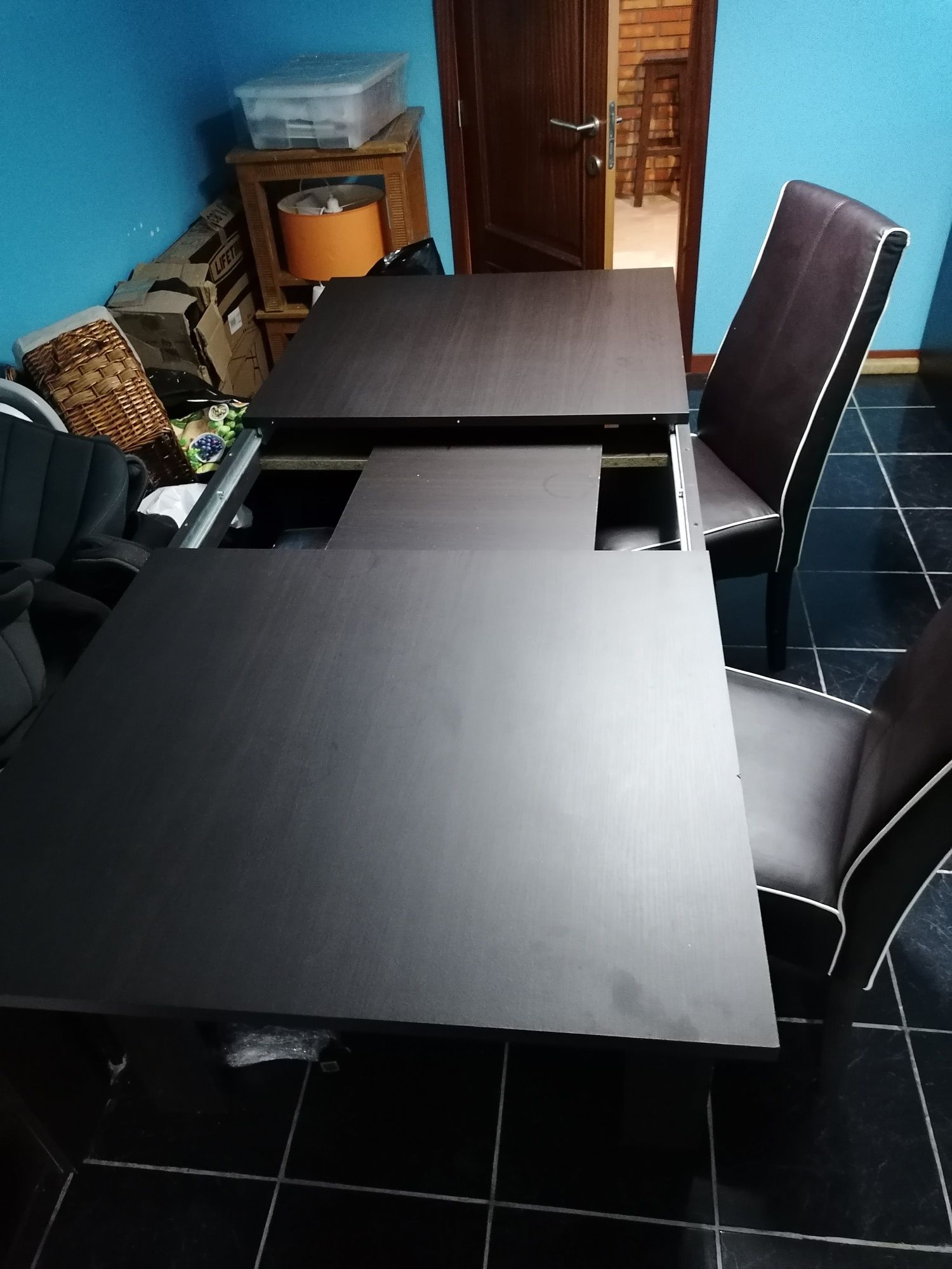 Mesa com 4 cadeira