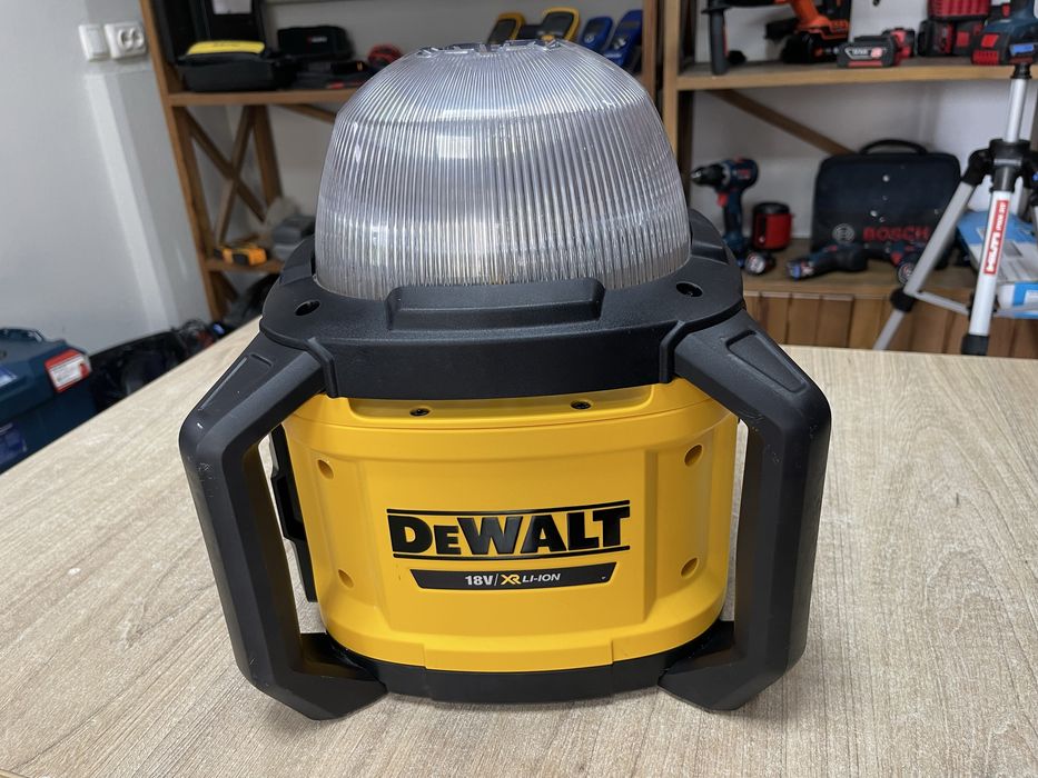 Milwaukee Dewalt DCL074 / акумуляторний ліхтар Девольт