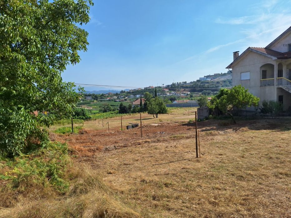 Vende-se ou alugar-se  terreno em Estradinha - Telões - Amarante