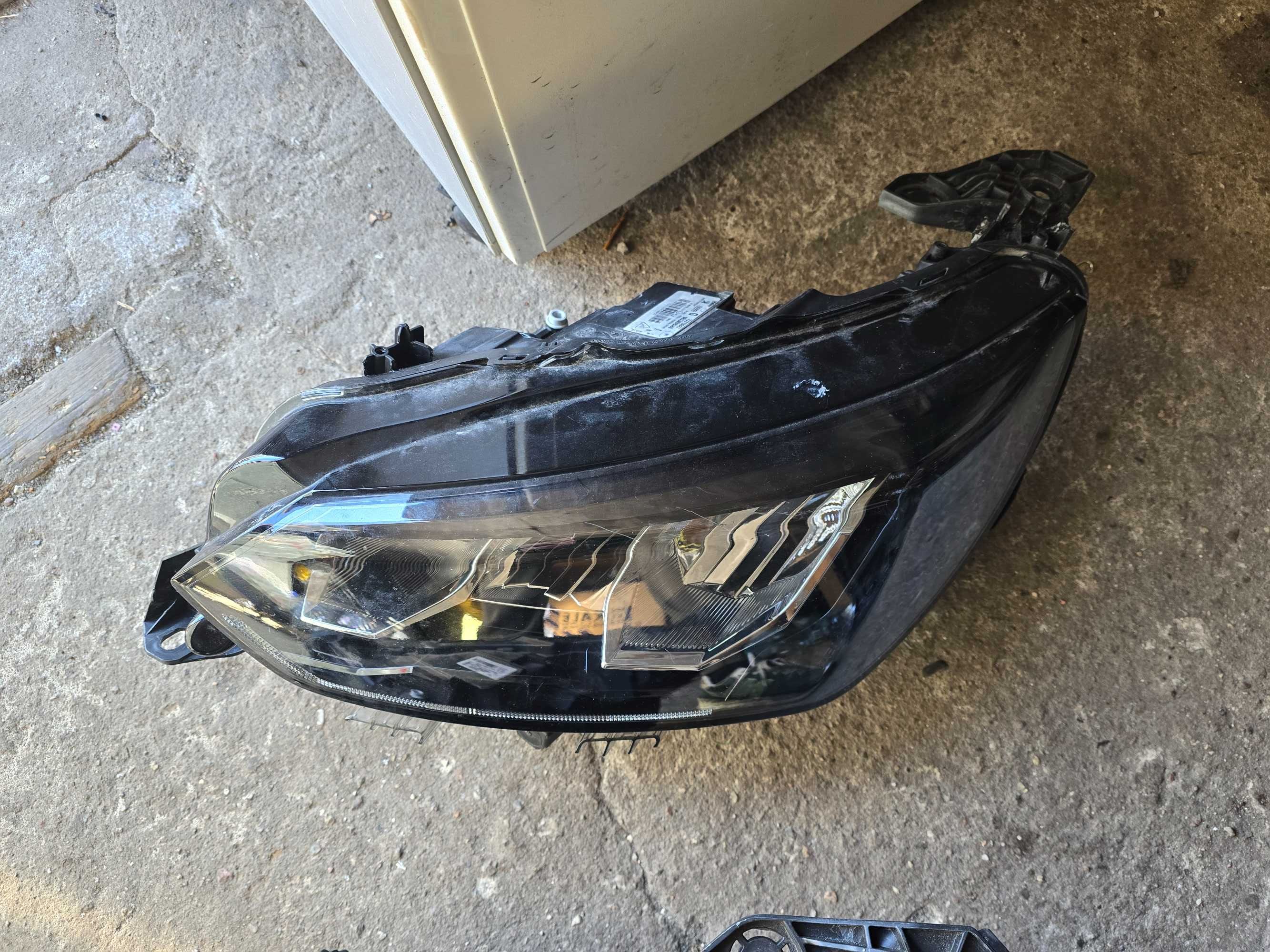 lampa przód Peugeot 208 II , Peugeot 2008 II