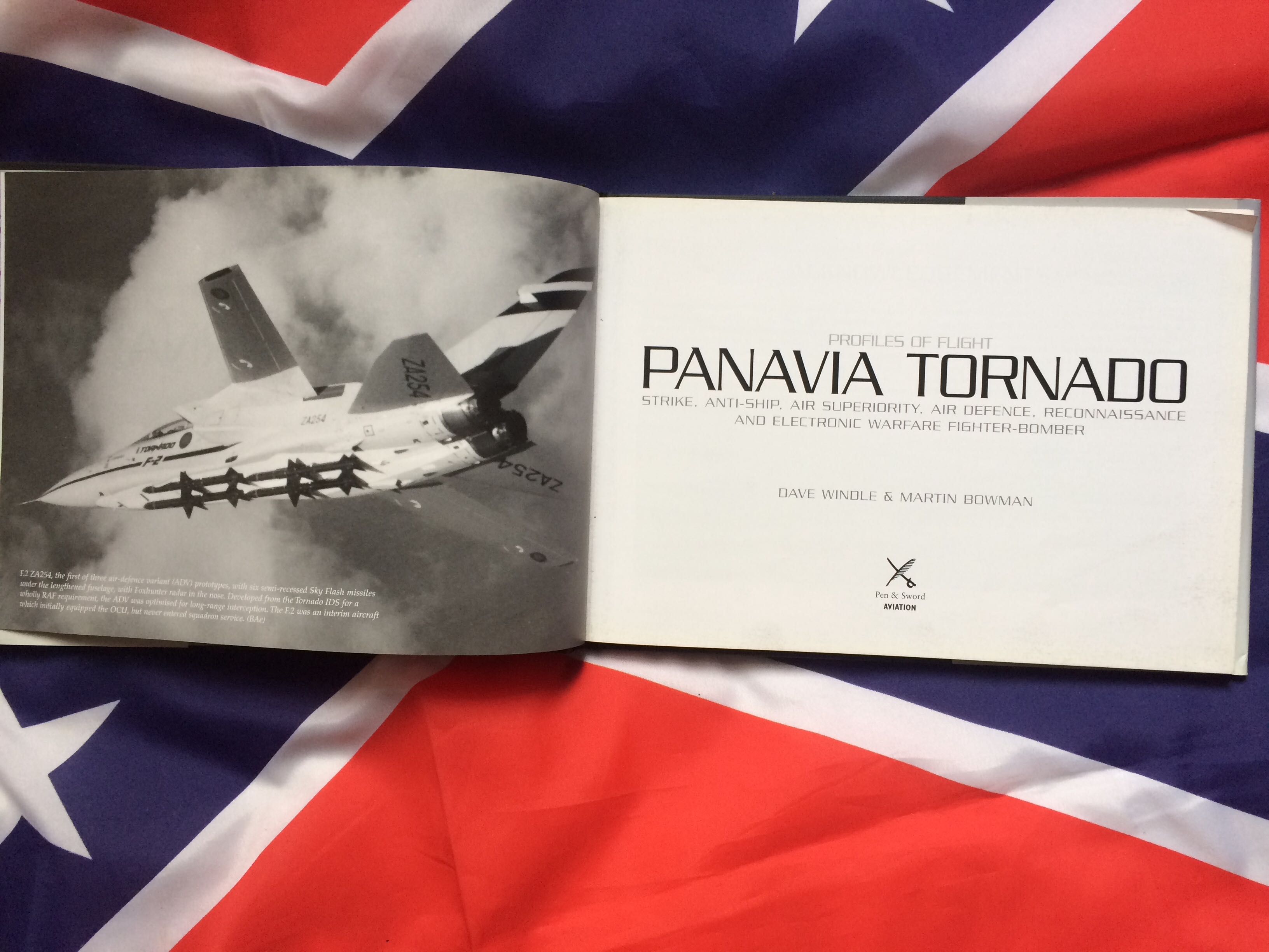 Книга про військові літаки Panavia Tornado Британія