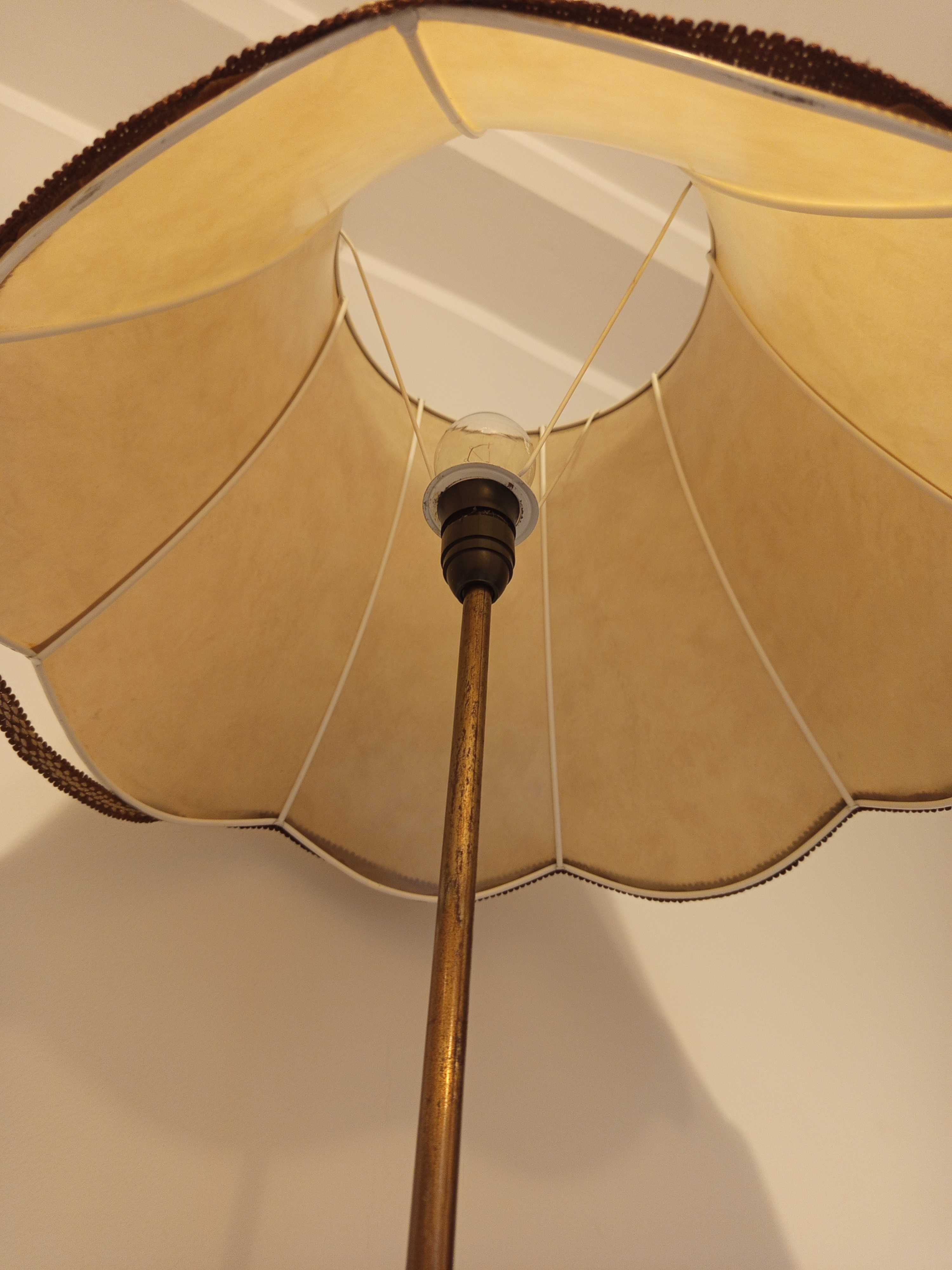 Lampa podłogowa PRL z abażurem i gazetnikiem