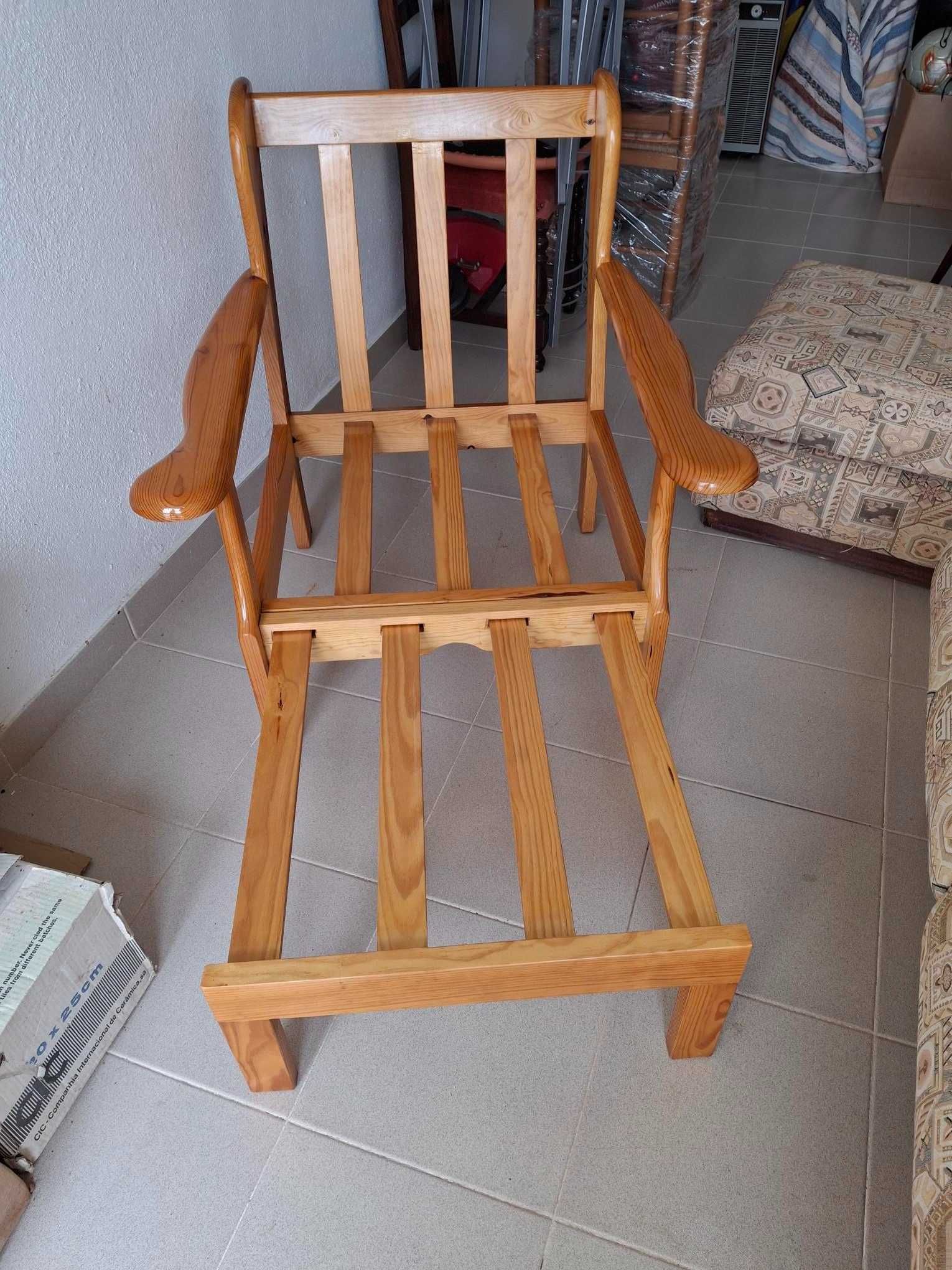 Conjunto de sofás estilo praia, estrutura em madeira com almofadas