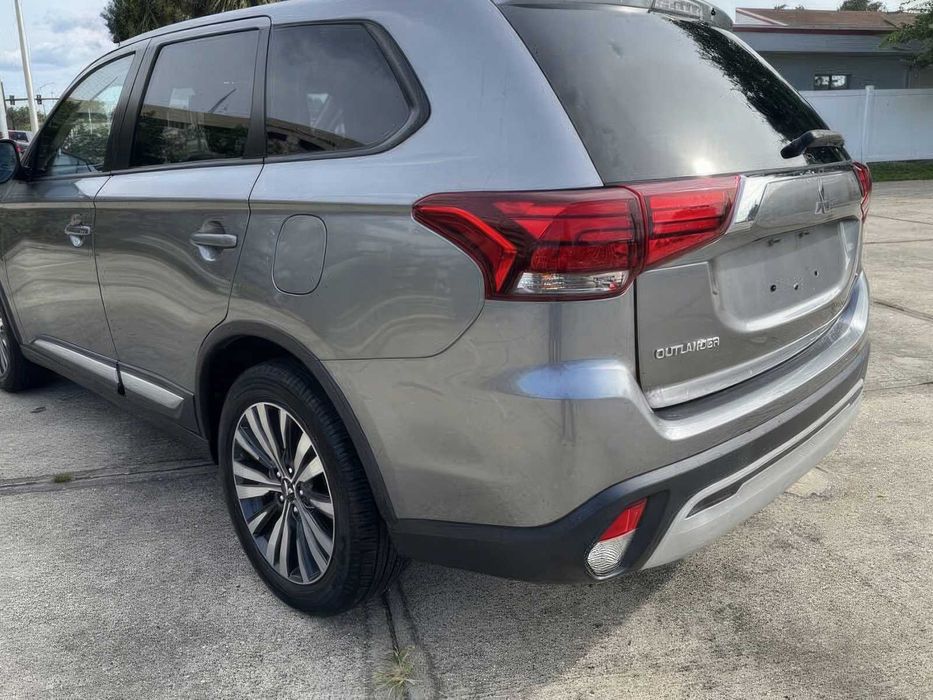 Mitsubishi Outlander SE      2020