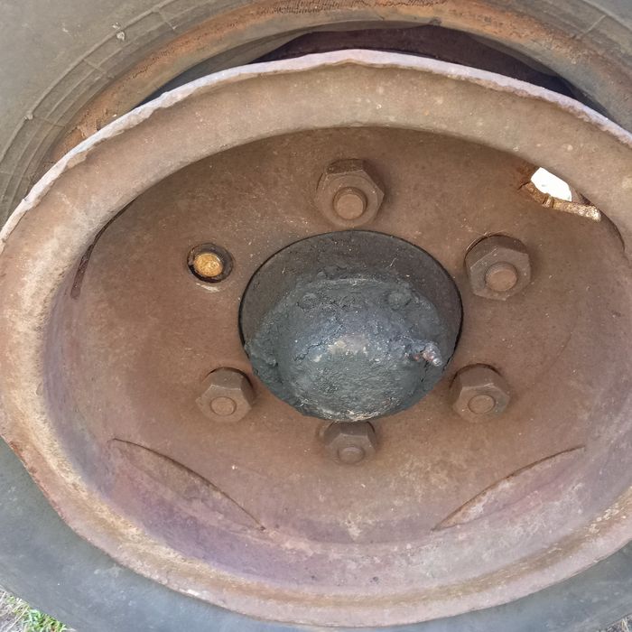 Балка на  прицеп з ступицями