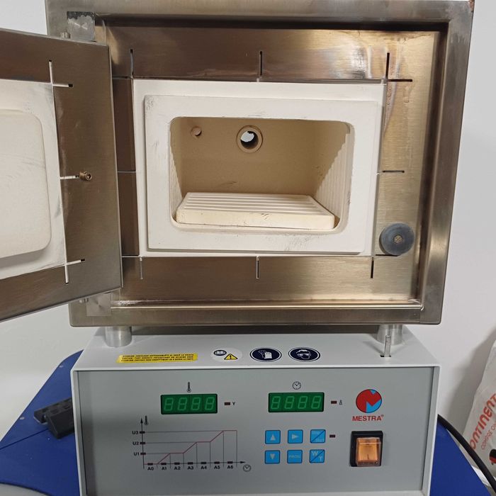 Forno pré-aquecimento laboratório de prótese dentária.