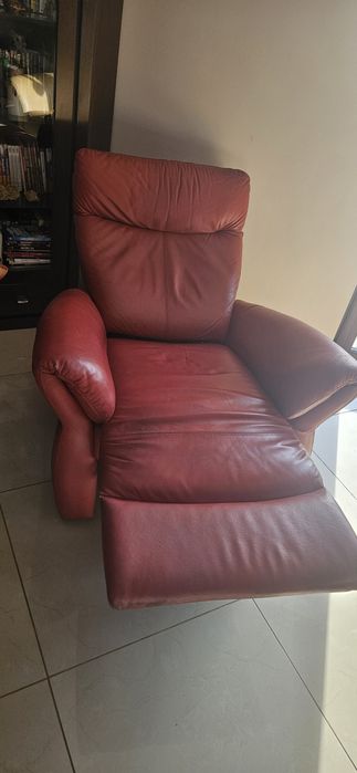 Fotel czerwony ze skóry naturalnej z funkcją relax