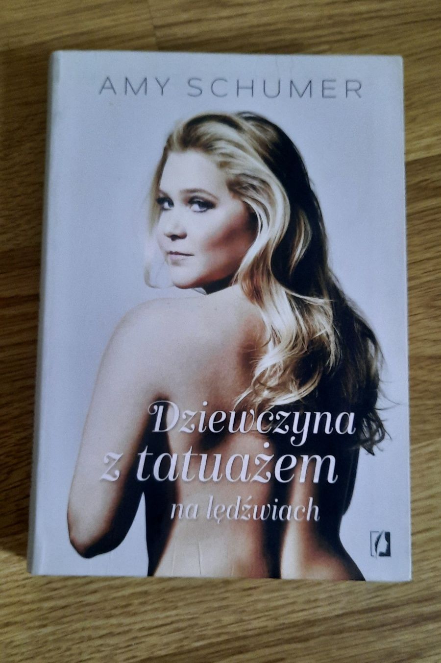 Amy Schumer Dziewczyna z tatuażem na lędźwiach