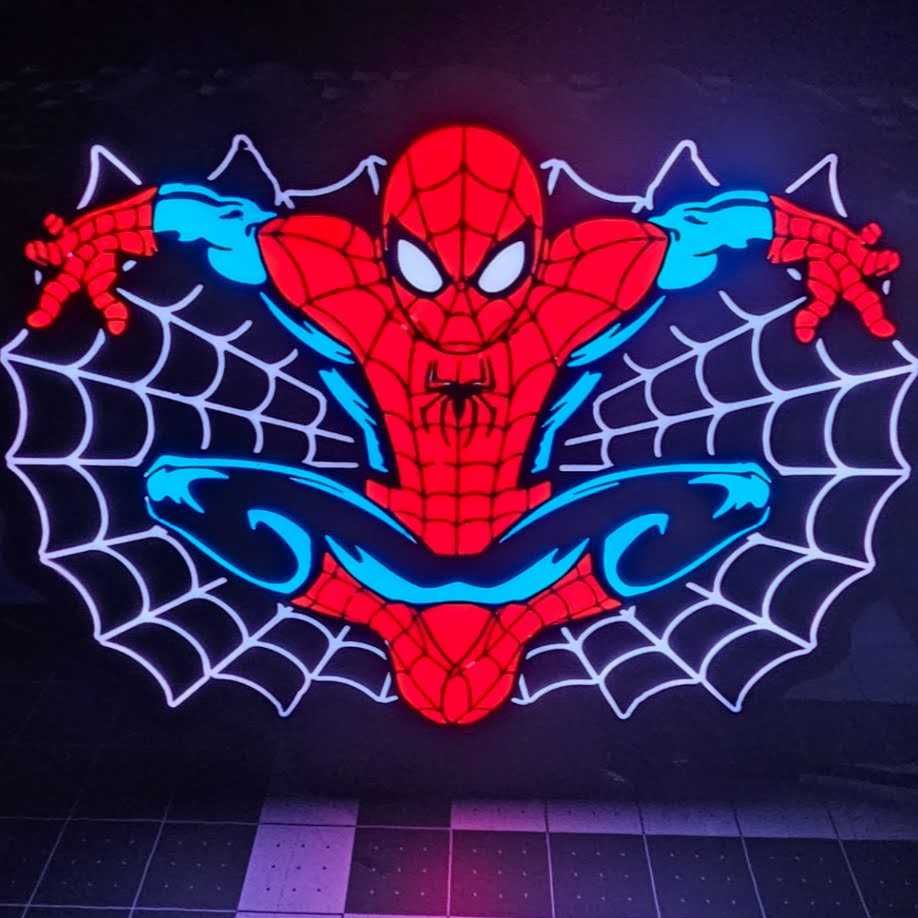 Candeeiro Spiderman com LEDs, tomada e USB