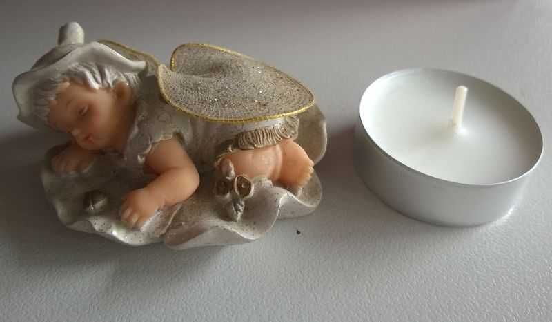 Figurki Aniołków Figurka Aniołek leżący śpiący na kwiatku chmurce 3cm