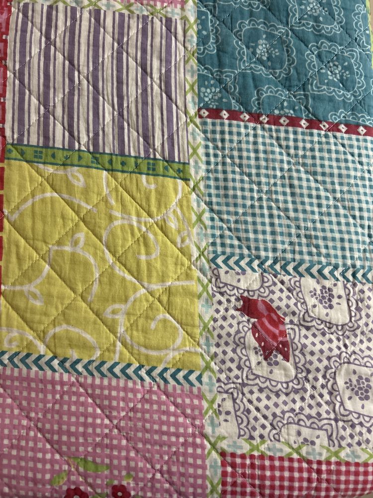 Colcha e capas de almofada em patchwork