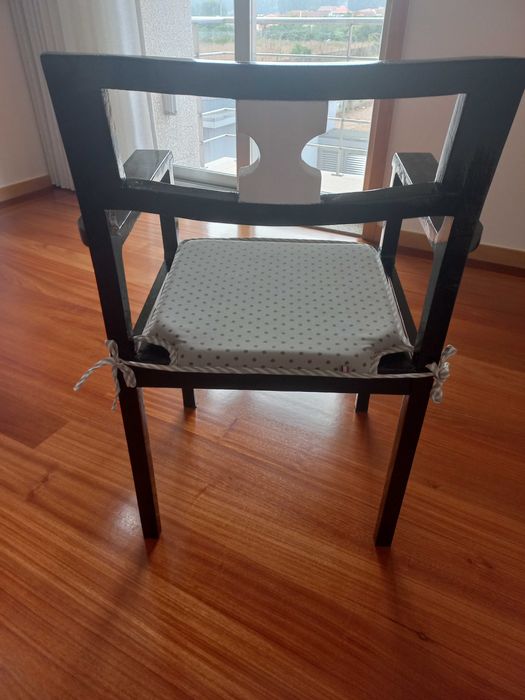 cadeira em madeira de castanho pintada