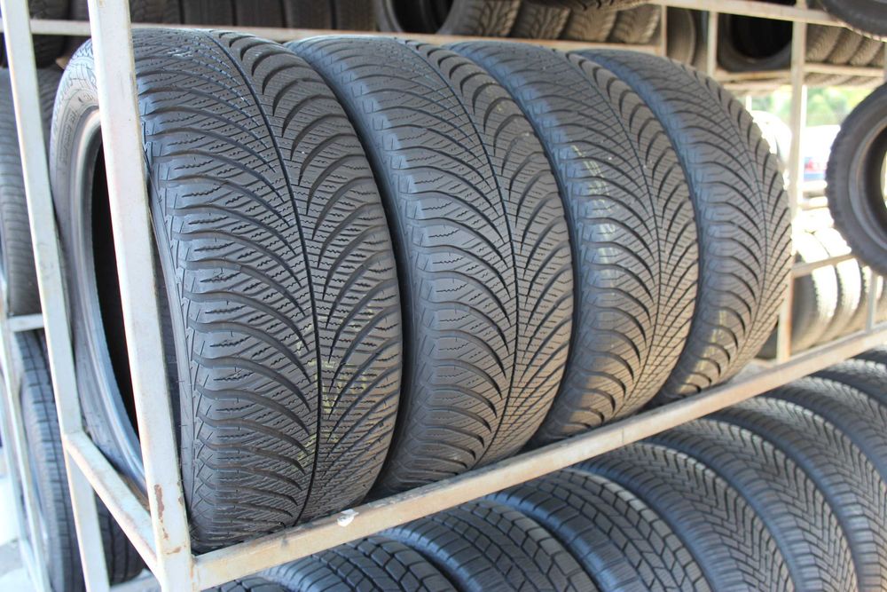 Шини Б/В ЗИМА 215/50/17 GoodYear Vector 4 Season - 4 шт.