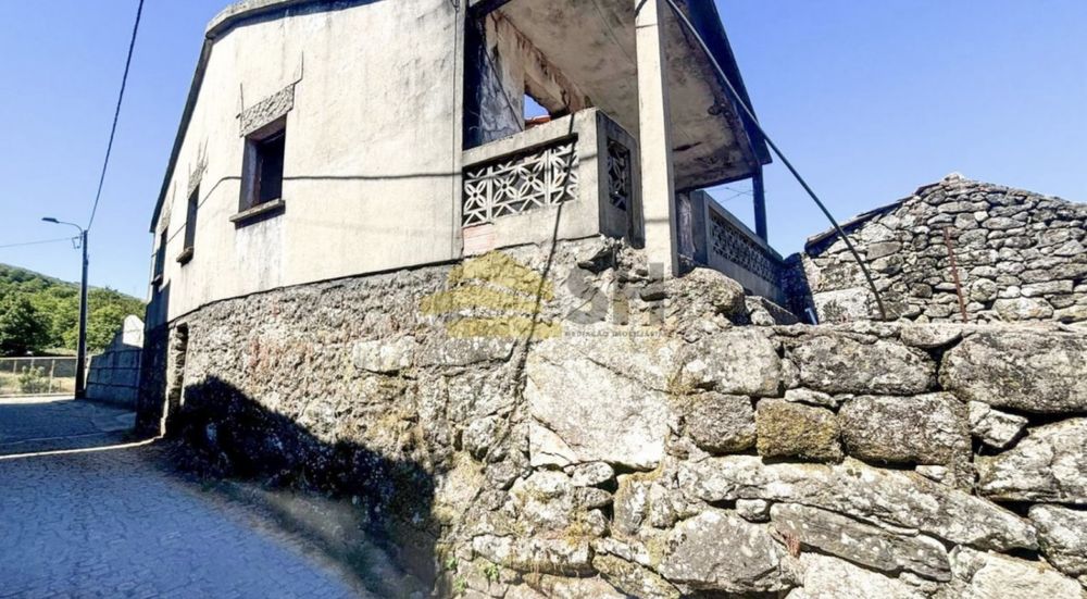 Moradia T3 p/recuperar | Gestaçô, Baião