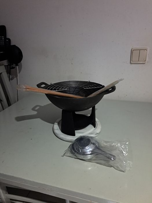 Fogareiro para Fundue com grelha e assessorios  novo. Sem uso.