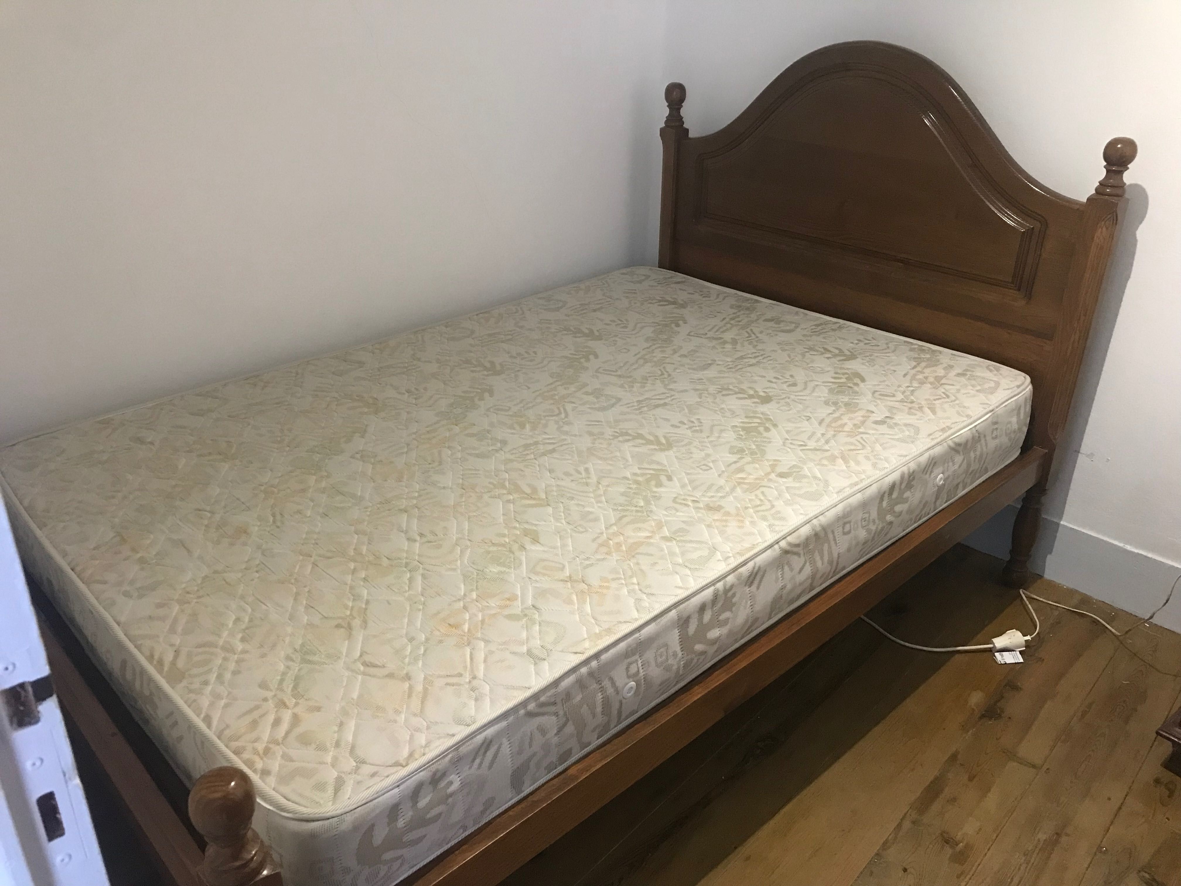 Cama 1,20X1,90 + estrado e sofá 2 lugares