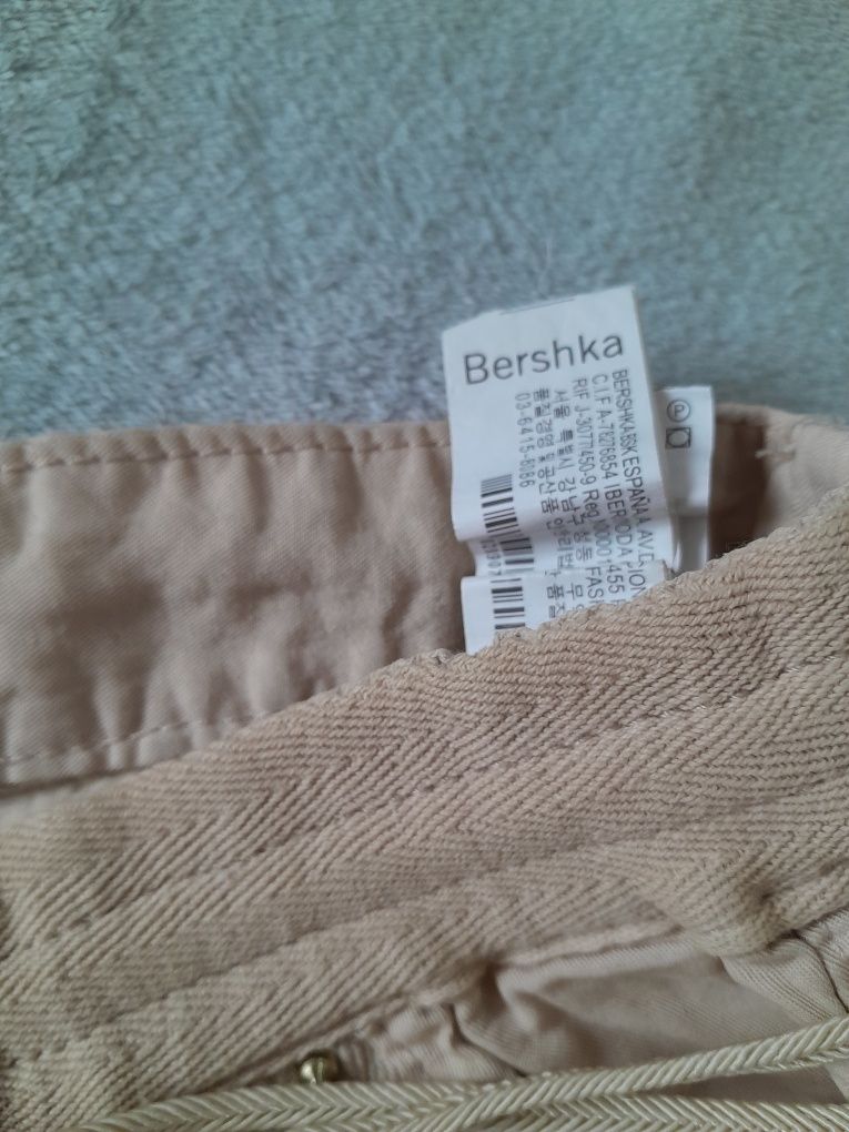 Beżowe spodnie ze ściągaczami Bershka