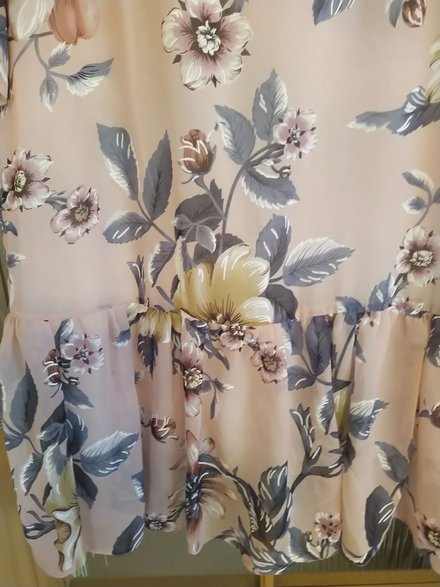 Sukienka pudrowy w kwiatowy wzór