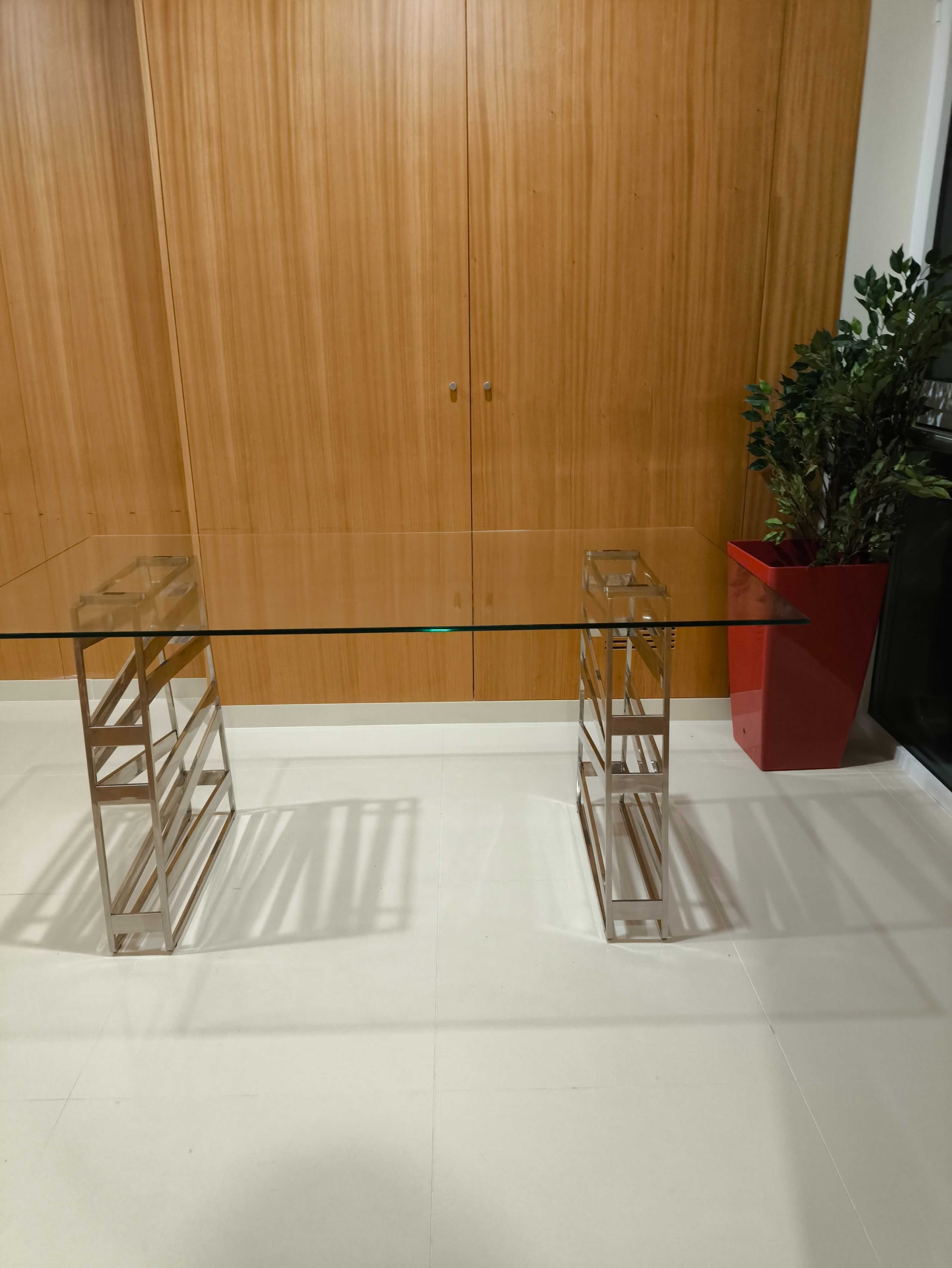 Mesa/Secretária em vidro temperado com suportes em inox
