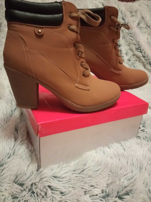 Жіночі чобітки із нубука на повну ногу