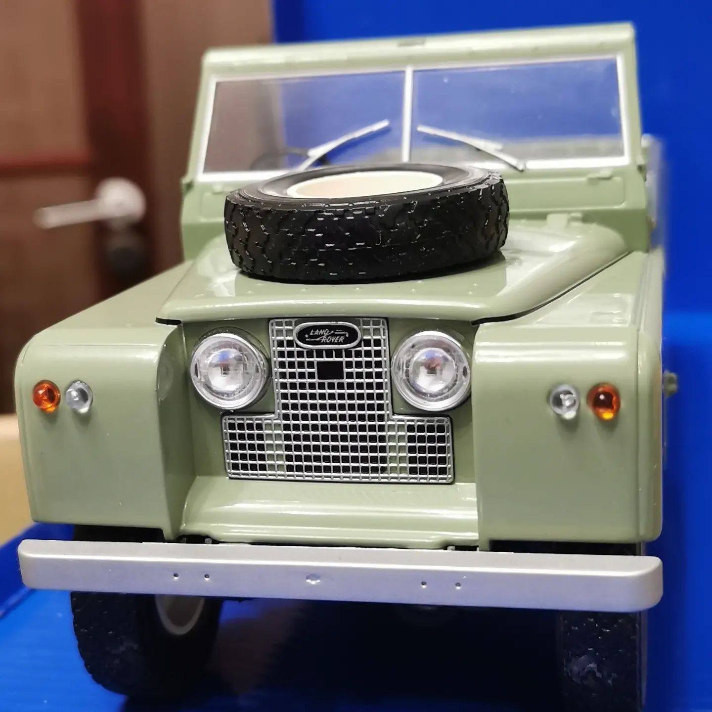 Land Rover escala 1/18