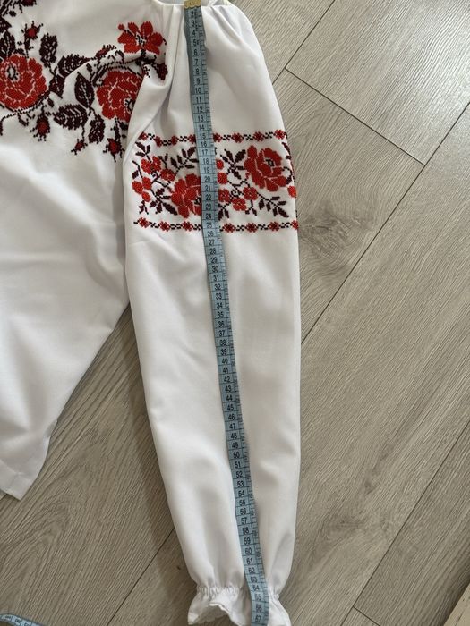 Вишиванка жіноча ручної роботи вишита бісером. Розмір S-M.