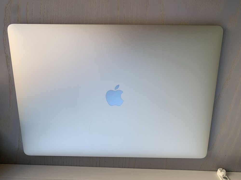 Macbook Pro 15 2017 i7 2.8GHz | 16Gb | 256 ssd Radeon Pro 555 2Gb