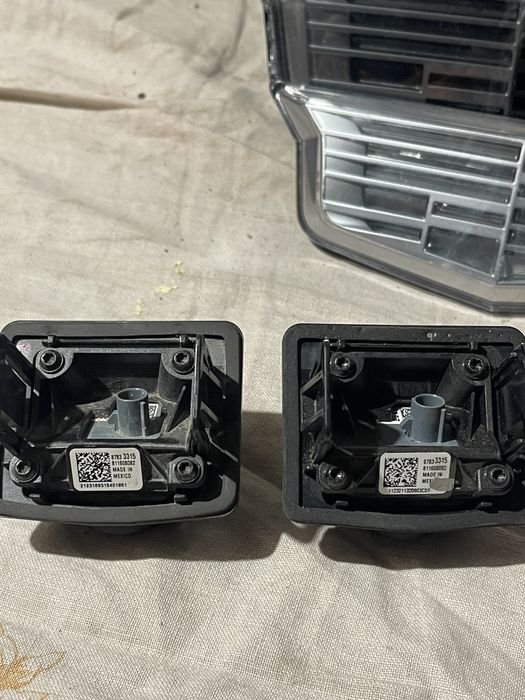 Эмблемма, значек Cadillac Lyriq идеал