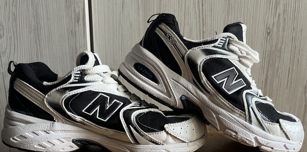 кросівки жіночі new balance  в гарному стані