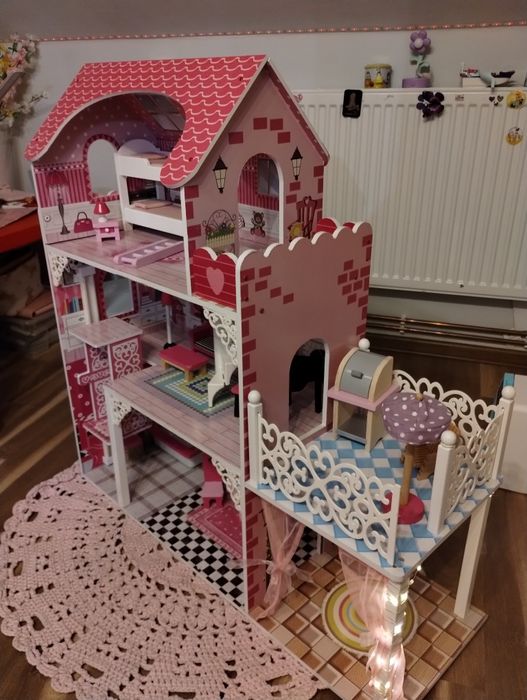 Drewniany domek dla lalek z mebelkami i światełkami