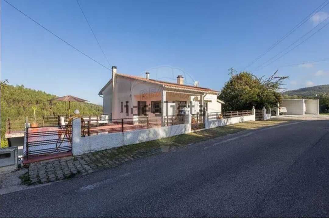 Quintinha com piscina e terreno