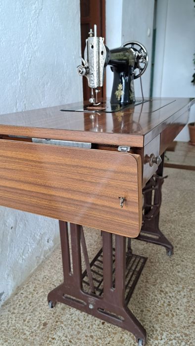 Máquina Singer com móvel