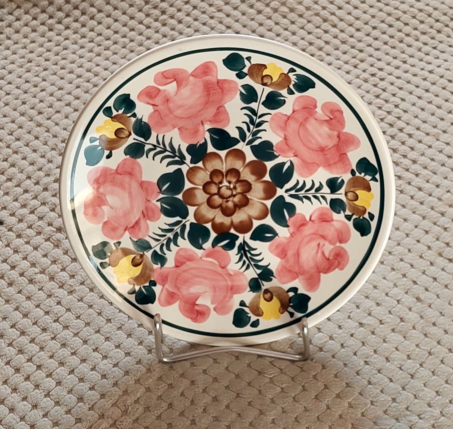 Ozdobny kolorowy talerz kwiaty ZF KOŁO PRL 24 cm + stojak
