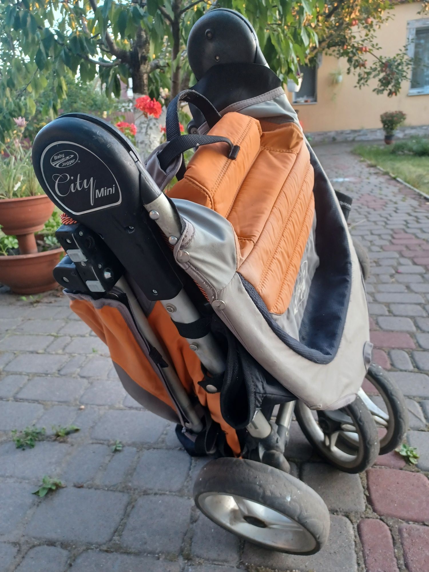 Прогулянкова коляска Baby jogger city mini