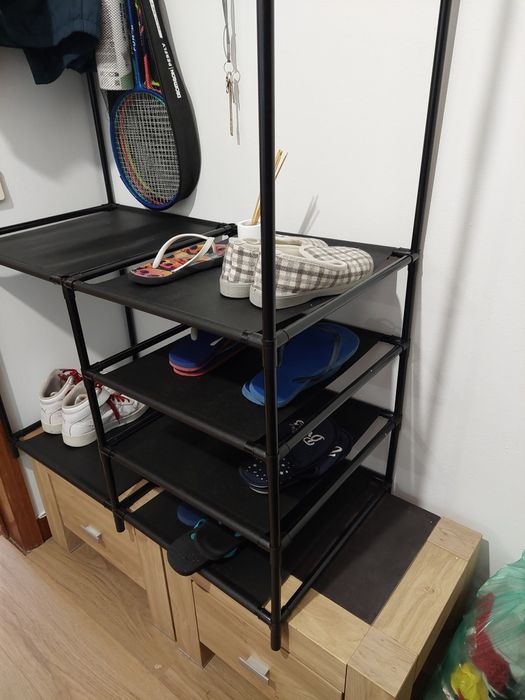 Suporte roupa e sapatilhas