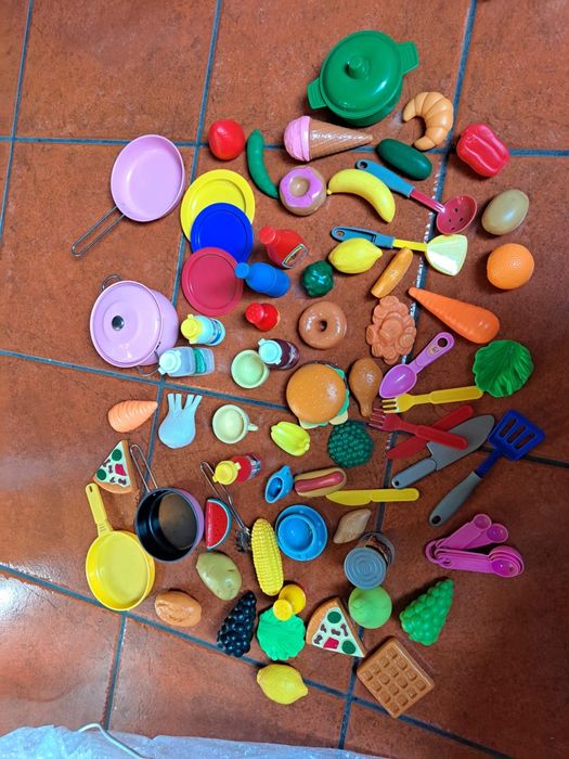 45 réplicas de alimentos e utensílios de diversos materiais
