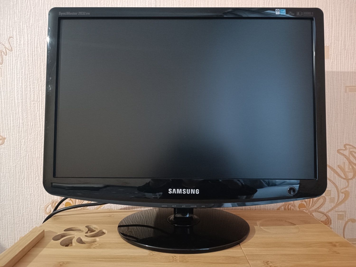 Монитор Samsung 2032BW, 20 дюймов, 1680x1050 (под YouTube на фоне)